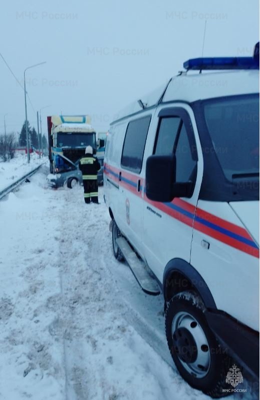 Спасатели МЧС принимали участие в ликвидации ДТП в Малоярославецком районе, 117 км автодороги М-3 «Украина»