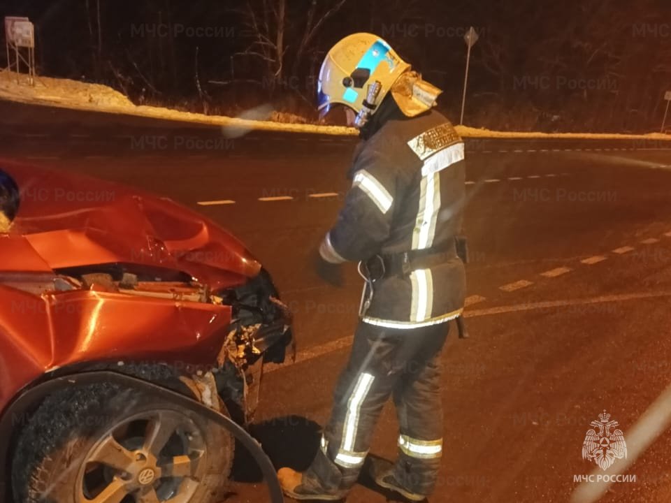 Спасатели МЧС принимали участие в ликвидации ДТП в Малоярославецком районе, с. Кудиново, 137 км автодороги А-130