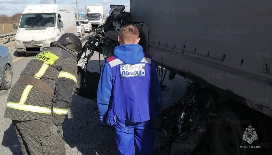 Спасатели МЧС принимали участие в ликвидации ДТП в Малоярославецком районе, 126 км автодороги М-3 "Украина"